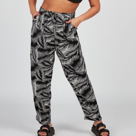VOLCOM STAY PALM 100% viscose BLACK/WHITE lounge pants tropical vacation S 4/6 - Picture 1 of 14